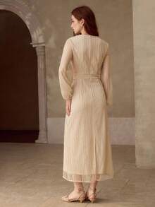 MOTF PREMIUM 女士亮片网纱V领灯笼袖半透明连衣裙，适合约会和派对穿着 - 杏色 - 查看 3