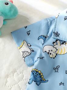 SHEIN Playful Pals Conjunto informal de camisa de manga corta y pantalones cortos con estampado de dinosaurio de dibujos animados para bebé niño - Celeste - Ver 3