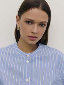 Nöista Áo sơ mi dáng regular fit kẻ sọc xanh dương, vạt dưới lượn sóng, cổ tay áo dài có chun co giãn. Thích hợp cho mùa xuân, hè, phong cách thường ngày. - Màu xanh lam - Xem 7