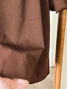 SHEIN Frenchy Chemise décontractée à manches courtes, col V, couleur unie pour femmes. Top sophistiqué à manches bouffantes et col V pour femmes. Coupe ample et affinante. Top marron. Chemise à manches courtes, couleur unie, polyvalente et confortable pour le travail, l'été, les sorties. - Tabac - Voir 6