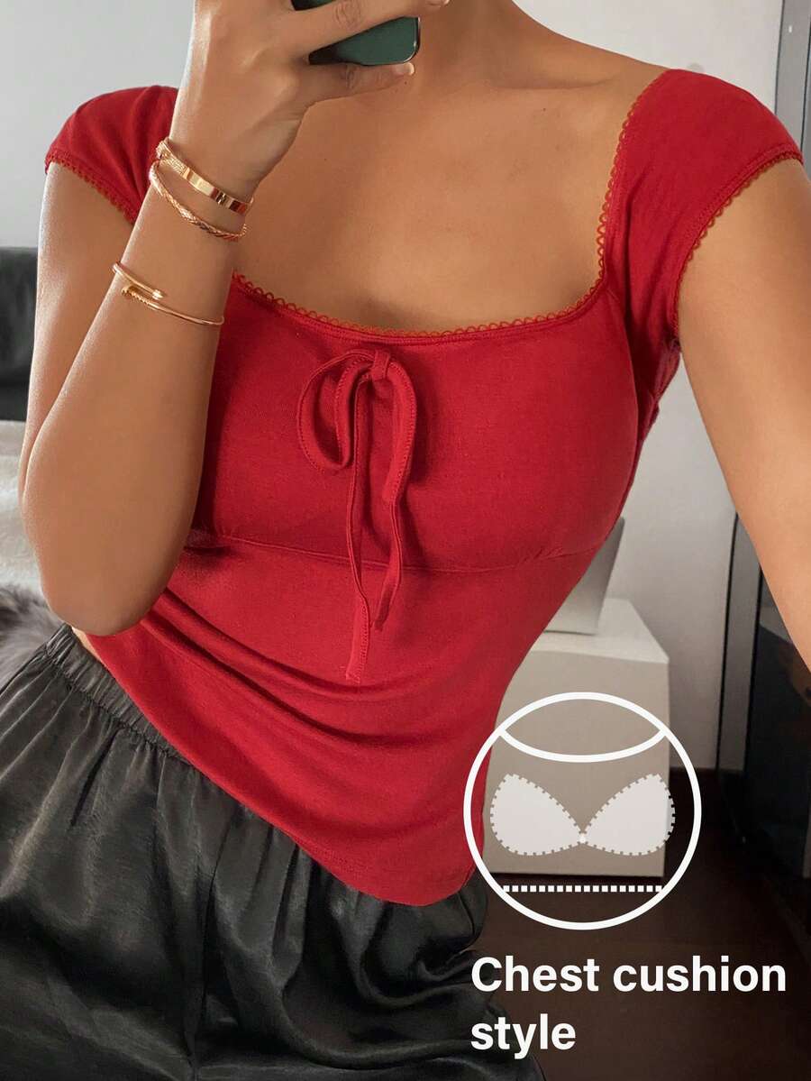 DAZY Women's Minimalist Scoop Neck Camisole With Built-In Padding - Red - View 1