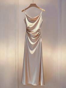 Franclia 法式独家设计，褶皱领吊带连衣裙，饰有纽扣，适合春夏穿着。