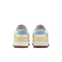 Nike DUNK 女款运动鞋 Summit White/Glacier Blue/Aquarius Blue/Soft Yellow/Alabaster/Picante Red FZ4347-100 - 峰白/冰川藍/水瓶藍/柔黃/雪花石膏白/辣紅 - 查看 6