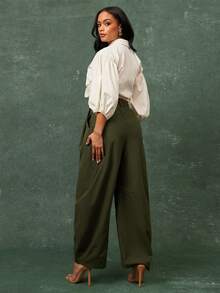 Vixey Pantalones de oficina con cintura alta, detalle de pliegues y forma de barril - Verde militar - Ver 4