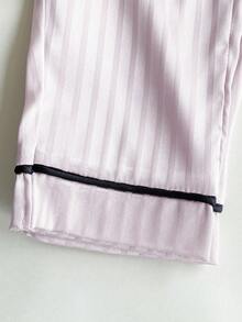 SHEIN 两件套女宝宝可爱甜美时尚休闲浅粉色竖条纹缎面丝绸质感撞色黑色滚边包边口袋装饰翻领纽扣长袖衬衫上衣和松紧腰长裤两件套睡衣家居服睡衣柔软舒适，适合日常居家穿着，春秋冬皆宜。 - 粉色 - 查看 2