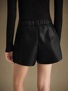 Ontre 2026SS Women's PU Material Real Pocket Elastic Waist Shorts, Urban Commute Business Casual Shorts, Office Lady, Elegant Attire For Women, Suitable For Winter, Christmas, New Year Party Modern Urban Casual Fashion Business Casual Women's Office Wear Low-Key Old Money Style Effortless Temperament Urban Commuting