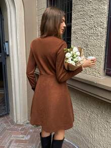 Serisse 女士纯色纽扣设计V领长袖荷叶边下摆休闲迷你连衣裙 - 棕色 - 查看 3