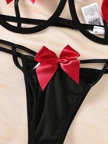 Biustonosz z wyciętymi bokami, fiszbinami i stringami, seksowny komplet bielizny na wyjścia