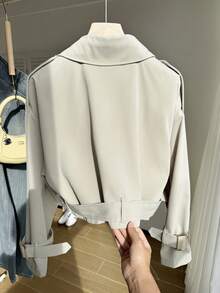 Comfortcana Áo khoác trench coat ngắn dáng rộng cổ bẻ dáng rộng phong cách retro có vai trễ cỡ lớn kèm thắt lưng khóa - Màu Khaki - Xem 2