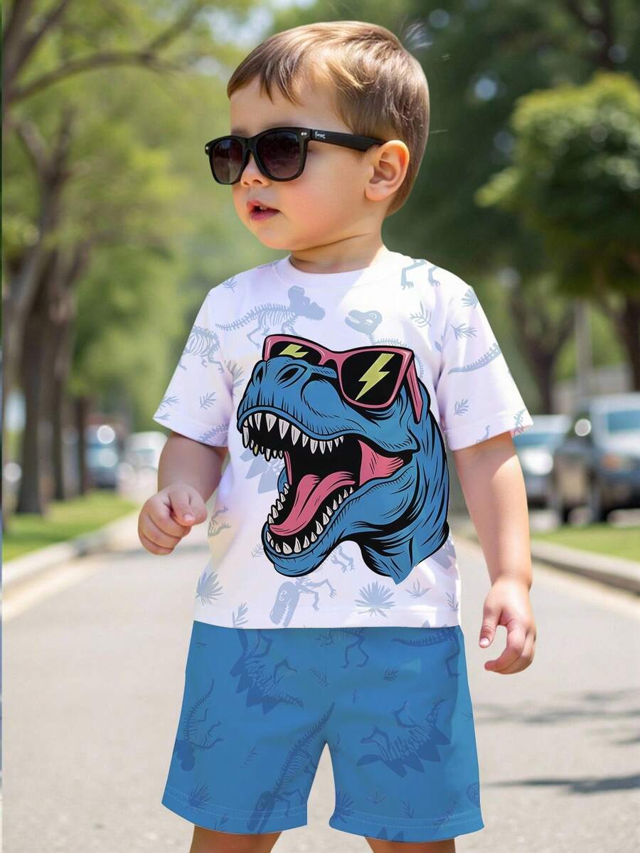 SHEIN 一套男童休闲时尚趣味卡通恐龙印花短袖圆领T恤和短裤套装,适合户外、运动、上学、春夏穿着,蓝色恐龙印花套装 - 彩色 - 查看 1