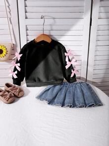 SHEIN Playful Pals 女童白色蝴蝶结卫衣搭配蓝色牛仔百褶裙套装，春秋季休闲时尚装扮，适合上学、聚会、日常穿着、旅行、通勤等场合。 - 黑色 - 查看 4