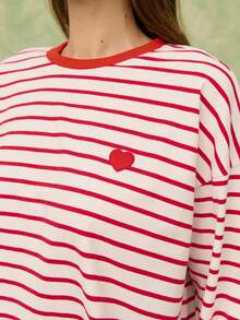 Nöista 经典条纹长袖T恤，宽松落肩设计，饰有小巧的心形刺绣。休闲俏皮，适合日常穿着，也适合春季和节日场合，是情侣装扮的理想之选。 - 紅色 - 查看 7