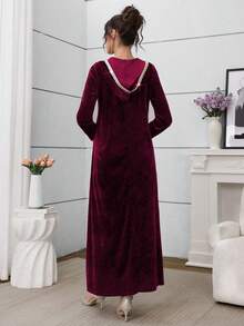 Al Najma Váy vải nhung xanh navy đính sequin vàng, tay dài, có mũ trùm đầu, thanh lịch cho tiệc cocktail - Màu Đỏ Sâu - Xem 2