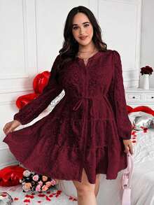 Vionelle 加大码立领开襟提花拼接长袖连衣裙，饰有情人节元素，如玫瑰、爱心、波点、爱心、嘴唇、丘比特和94D花朵图案 - 酒紅色 - 查看 3