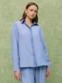 Nöista 蓝色条纹长裤搭配衬衫，腰间系有围巾，领口和前襟采用撞色藏蓝色面料。春夏休闲装扮，适合女性度假穿着。 - 藍色 - 查看 9