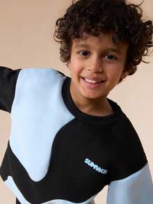 SUMWON Conjunto de camiseta de manga corta con bloqueo de color y pantalón jogger de dos piezas de estilo casual con patrón deformado, cómodo para el verano, para niños pequeños - Multicolor - Ver 5