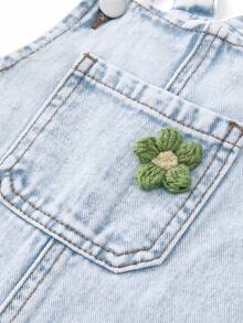 SHEIN Spodnie ogrodniczki z spranego jeansu dla dziewczynek, luźny kombinezon z kwiatowym nadrukiem - Jasny jeans - Zobacz 4