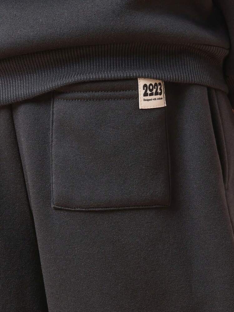 Conjunto de moletom com capuz e calça jogger na cor carvão com logo de texto