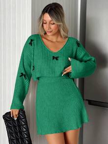 EURMUSE Conjunto de tricô de duas peças com suéter cropped solto, modelagem ampla, decote ombro a ombro assimétrico, mangas flare e cor sólida, com laço em cor contrastante, e saia plissada de cintura alta em formato A. Ideal para looks casuais de outono/inverno e fins de semana, no estilo Y2K. - Verde - Ver 4