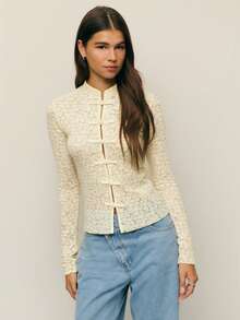 Nöista 蕾丝纽扣上衣，缎面滚边，适合女性秋季穿着。既可作为办公室的别致叠穿，又可作为哥特风单品，百搭百搭，适合万圣节或圣诞节穿着。 - 杏色 - 查看 3