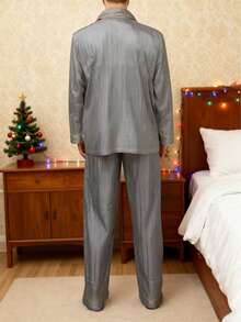 COTOLO Conjunto de Pijama Hombre Gris de Seda Suave, Manga Larga con Bordes Dorados, Diseño Elegante con Escudo, Cálido y Confortable, Regalo de Navidad - Gris - Ver 3