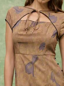 Nöista 印花中长连衣裙，修身剪裁，短袖设计，饰以柔美花卉图案。尽显女性柔美、优雅、迷人气质，是春季造型、浪漫约会、晚餐、特殊场合以及轻松打造从白天到夜晚造型的理想之选。 - 橄欖綠 - 查看 6