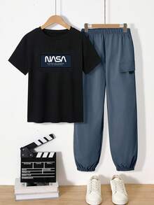 SHEIN Mirajuku 男童印花黑色短袖T恤和米色工装裤两件套休闲套装，春夏款 - 霧霾藍 - 查看 3