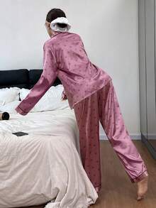 SHEIN Conjunto de pijama de manga larga y pantalones con estampado de corazones de satén - Rosa - Ver 2