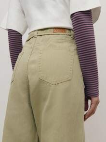 Nöista Pantaloni utility a vita alta e gamba dritta con tasche anteriori applicate e vita regolabile con laccetto. Comodi e funzionali, ideali per outfit primaverili ed estivi, look casual e stile vacanziero. - Verde Oliva - Visualizzare 6