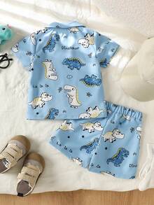 SHEIN Playful Pals Conjunto informal de camisa de manga corta y pantalones cortos con estampado de dinosaurio de dibujos animados para bebé niño - Celeste - Ver 9