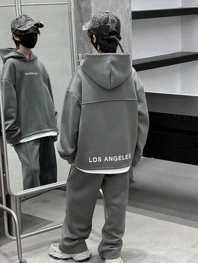 Mirajuku 两件套休闲青少年男童简约英文字母连帽衫和松紧腰抽绳裤套装，宽松版型，舒适百搭，适合秋季、春季、冬季日常穿着、通勤、户外、运动、上学、街头风、派对、摄影等场合。