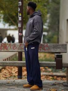 Heavens Edit 男士秋冬简约山地标语印花口袋抽绳连帽运动衫 - 深灰色 - 查看 5