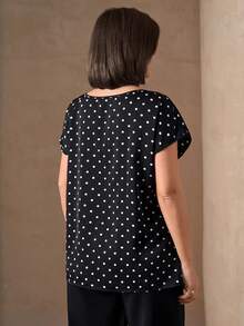 Chikora 大码女式波点印花圆领蝙蝠袖短袖褶皱腰身时尚衬衫，适合女性办公室穿着，适合工作场合，适合春季穿着，适合春假、夏季、夏季假期、夏季女性穿着，优雅女式衬衫，优雅女式波点衬衫 - 黑與白 - 查看 2