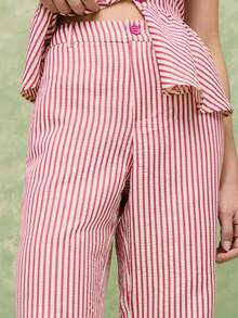 Nöista Bộ áo và quần không tay kẻ sọc kiểu peplum. Áo không tay kẻ sọc với viền peplum và khuy thắt nút trang trí, kết hợp với quần ống đứng cùng màu. Chất liệu cotton nhẹ, nữ tính, thích hợp cho các dịp lễ hội, nghỉ dưỡng và mùa xuân hè. Cũng phù hợp cho khách dự đám cưới. - Nhiều màu - Xem 7