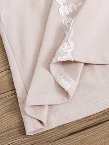 SHEIN Mädchen Pyjamas - 2 Stücke Pyjama-Set mit rosa Spitzenbesatz, Langarm-Rundhals-Oberteil mit elastischem Bund, lange Hose mit Rüschenabschluss und Schleifendetail, Schlafanzug für Kleinkinder und Kleine Mädchen, ganzjährig, Urlaub 2026, niedlich, Prinzessin, Vintage, Alltagskleidung, Geschenk - Altrosa - Übersicht 6