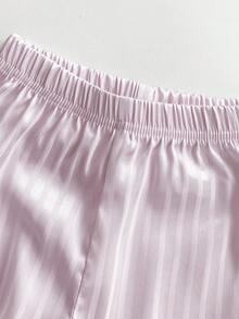 SHEIN 两件套女宝宝可爱甜美时尚休闲浅粉色竖条纹缎面丝绸质感撞色黑色滚边包边口袋装饰翻领纽扣长袖衬衫上衣和松紧腰长裤两件套睡衣家居服睡衣柔软舒适，适合日常居家穿着，春秋冬皆宜。 - 粉色 - 查看 5