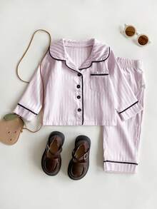 SHEIN 两件套女宝宝可爱甜美时尚休闲浅粉色竖条纹缎面丝绸质感撞色黑色滚边包边口袋装饰翻领纽扣长袖衬衫上衣和松紧腰长裤两件套睡衣家居服睡衣柔软舒适，适合日常居家穿着，春秋冬皆宜。 - 粉色 - 查看 7