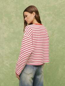 Nöista 经典条纹长袖T恤，宽松落肩设计，饰有小巧的心形刺绣。休闲俏皮，适合日常穿着，也适合春季和节日场合，是情侣装扮的理想之选。 - 紅色 - 查看 2