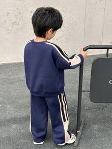 SHEIN Little Byeori 两件套男童休闲宽松圆领撞色滚边卫衣和运动裤套装，适合返校、生日、新生儿派对、节日聚会、秋冬季穿着。 - 寶藍色 - 查看 4