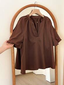 SHEIN Frenchy Chemise décontractée à manches courtes, col V, couleur unie pour femmes. Top sophistiqué à manches bouffantes et col V pour femmes. Coupe ample et affinante. Top marron. Chemise à manches courtes, couleur unie, polyvalente et confortable pour le travail, l'été, les sorties. - Tabac - Voir 1