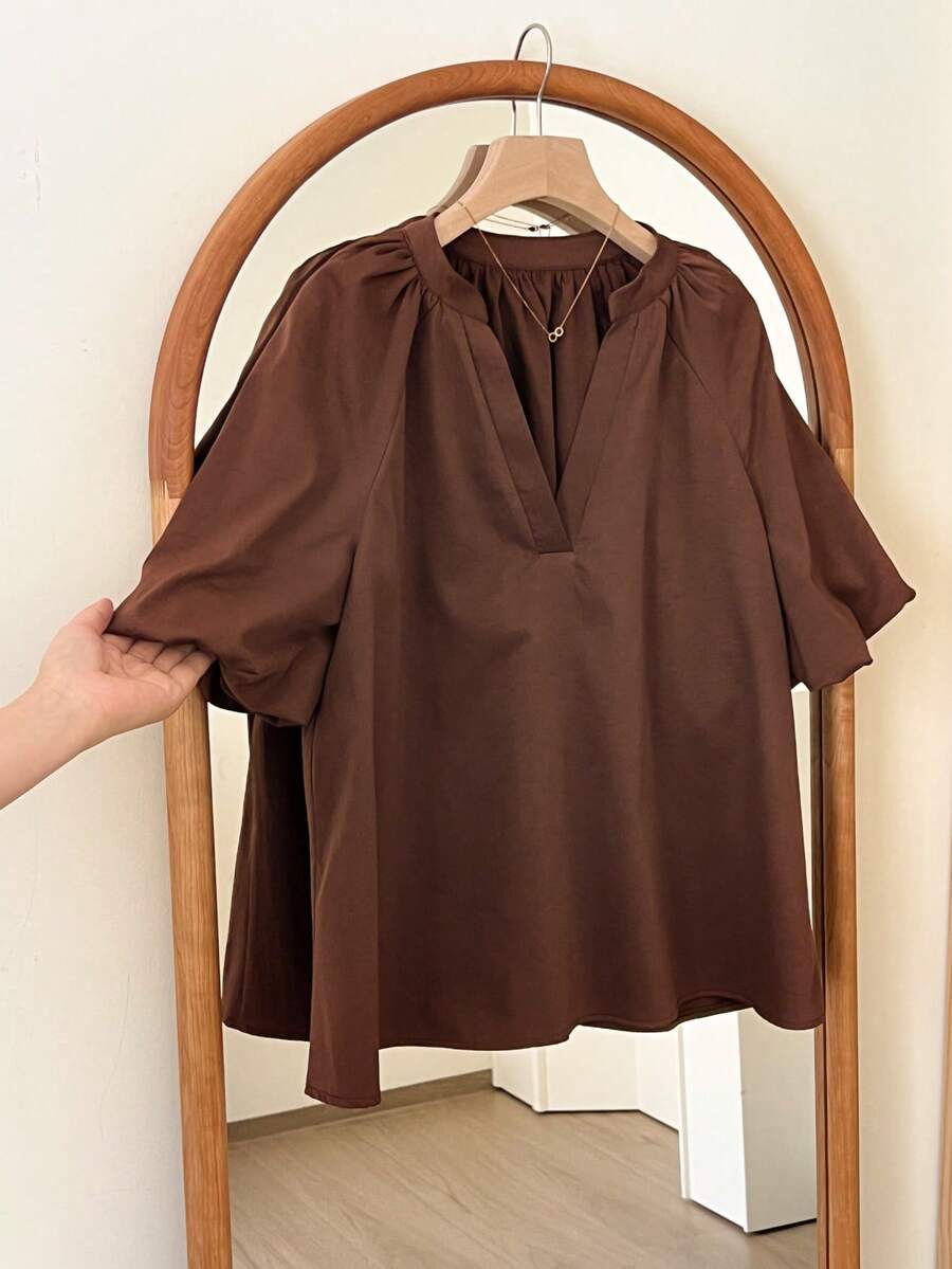 SHEIN Frenchy Chemise décontractée à manches courtes, col V, couleur unie pour femmes. Top sophistiqué à manches bouffantes et col V pour femmes. Coupe ample et affinante. Top marron. Chemise à manches courtes, couleur unie, polyvalente et confortable pour le travail, l'été, les sorties. - Tabac - Voir 1