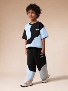 SUMWON Conjunto de camiseta de manga corta con bloqueo de color y pantalón jogger de dos piezas de estilo casual con patrón deformado, cómodo para el verano, para niños pequeños - Multicolor - Ver 7