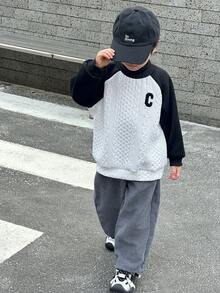 SHEIN Little Byeori 2件套男童休闲撞色长袖卫衣+灯芯绒弹力腰裤套装，秋冬返校时尚男女童装 - 黑與白 - 查看 10