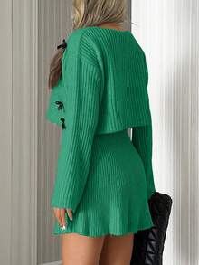 EURMUSE Conjunto de tricô de duas peças com suéter cropped solto, modelagem ampla, decote ombro a ombro assimétrico, mangas flare e cor sólida, com laço em cor contrastante, e saia plissada de cintura alta em formato A. Ideal para looks casuais de outono/inverno e fins de semana, no estilo Y2K. - Verde - Ver 2