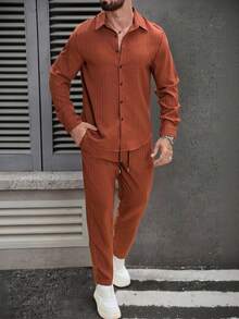 Manfinity CasualCool Set di camicia a maniche lunghe e pantaloni casual minimalisti di colore unito da uomo, completo da 2 pezzi, tuta casual, arancione, abito arancione da uomo, set da 2 pezzi arancione, completo arancione da uomo, adatto per tempo libero quotidiano, gite del fine settimana, attività all'aperto, viaggi, ambienti di lavoro rilassati o occasioni semi-formali, regalo per il fidanzato/marito, regalo per anniversario/compleanno, festa di Natale e Capodanno - Caffè Marrone - Visualizzare 1