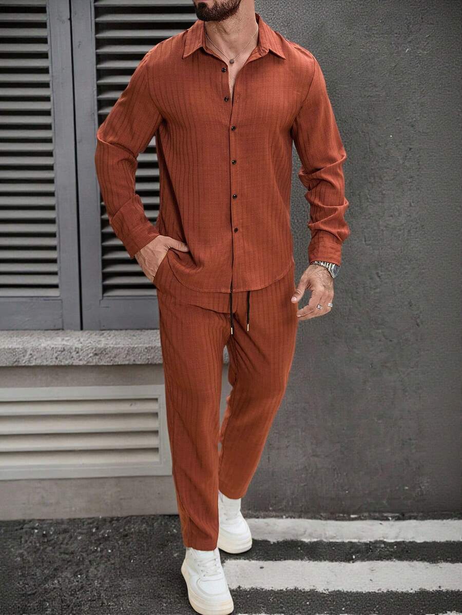 Manfinity CasualCool Set di camicia a maniche lunghe e pantaloni casual minimalisti di colore unito da uomo, completo da 2 pezzi, tuta casual, arancione, abito arancione da uomo, set da 2 pezzi arancione, completo arancione da uomo, adatto per tempo libero quotidiano, gite del fine settimana, attività all'aperto, viaggi, ambienti di lavoro rilassati o occasioni semi-formali, regalo per il fidanzato/marito, regalo per anniversario/compleanno, festa di Natale e Capodanno - Caffè Marrone - Visualizzare 1