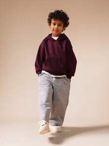 SUMWON 男童酒红色套头连帽衫，带中央口袋，长袖休闲卫衣，适合儿童秋冬日常穿着 - 中紫紅色 - 查看 5