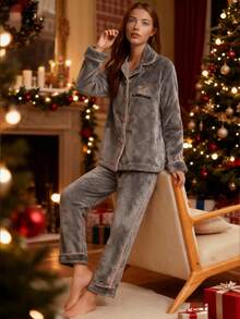 Conjunto de Pijama Navideño para Mujer, Tela de Pelo Suave y Cálida, Diseño de Cardigan con Cuello de Solapa y Botones, Estilo Adorable, para Uso Hogareño y Casual, Pijamas Mujeres, Pijamas Navideñas, Pijama Navideña Mujer, Regalos de Navidad - Gris (letra) - Ver 4