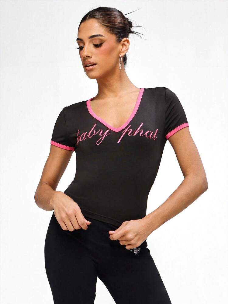 BABYPHAT Vネック ベビーTシャツ ピンクのコントラストバインディング、筆記体テキスト 半袖 フィッティングトップ