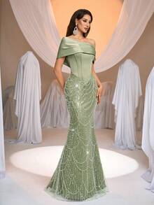 Aureia 优雅、迷人、时尚、奢华、浅绿色、亮片刺绣、奢华缎面面料、对称前片、露肩设计配褶裥肩带、内置鱼骨、修身廓形、二合一设计、后背系带细节、拖尾。适合所有正式场合、婚礼宾客、派对和晚礼服。 - 綠色 - 查看 6